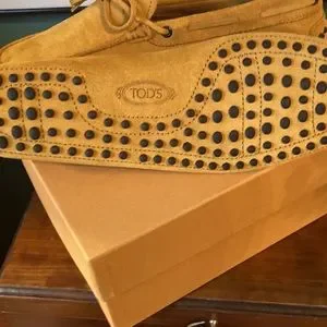 Italian Tods Driving Shoes in Gold- U.S. size 9- worn once. Woman BEIGE Gommino Loafers in Leather XXW22L0IT90U1840MC806  main image 4